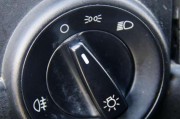 如何正确使用油耗显示器调节汽车油耗（提高燃油经济性的方法和技巧）