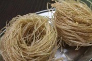 如何正确选择米粉的技巧（掌握米粉的种类、质地和食用方法）