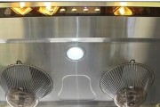 厨房抽油烟机灶具的清洗方法（教你轻松清洗抽油烟机灶具）