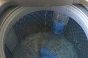 如何有效地排空洗衣机底座水（简单方法帮您轻松解决底座积水问题）