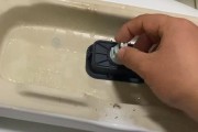 抽水马桶水箱持续流水的解决方法（如何停止抽水马桶水箱持续流水）