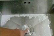 以小苏打和醋清洗油烟机的高效方法（使用小苏打和醋轻松清洁油烟机）