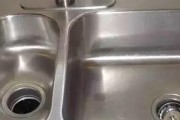 用苏打粉轻松清洁油烟机（掌握正确方法）