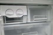 冰箱排水盒的处理方法及注意事项（有效处理冰箱排水盒的关键步骤和常见问题解答）