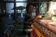 酒吧中相机镜头角度如何调整？调整镜头角度的最佳实践是什么？