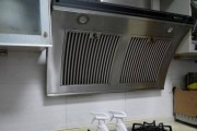 居家清洗油烟机内部的有效方法（轻松清除油烟机内部的油垢和异味）