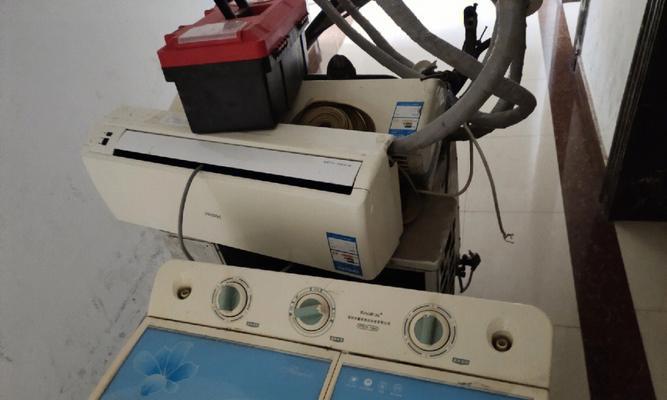 家里空调漏水了该怎么办？（解决家用空调漏水问题的有效方法及注意事项）