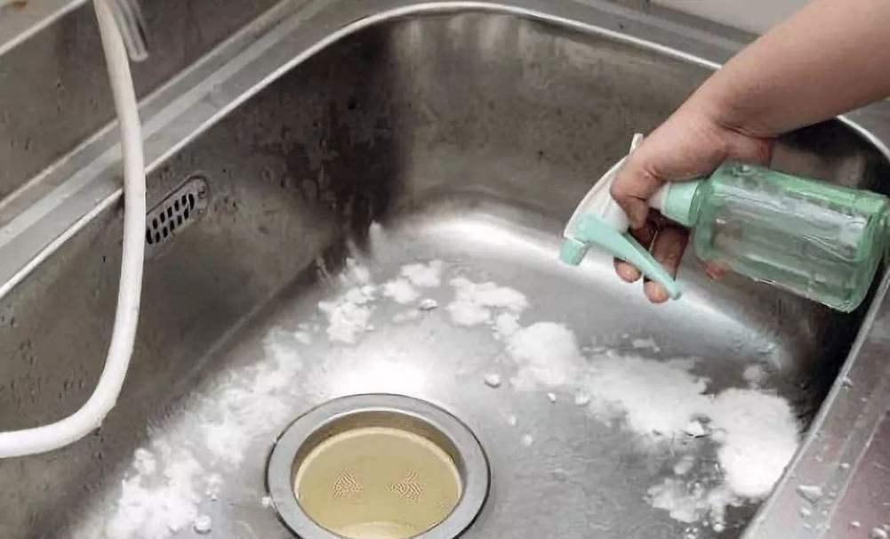利用矿泉水瓶疏通马桶水垢（便捷）