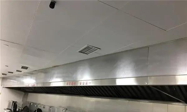 如何省钱清洗青岛大型油烟机（有效方法让你的油烟机焕然一新）