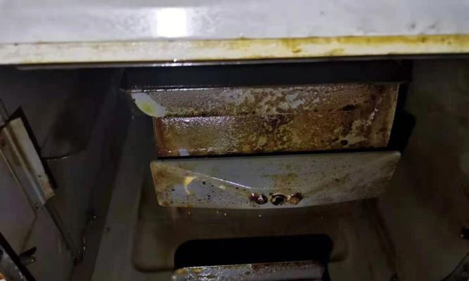 油烟机缝隙清洗方法（轻松清除油烟机缝隙的技巧）