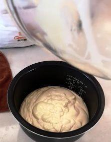 电饭煲蛋糕分层制作方法（快速便捷的家庭蛋糕制作法）