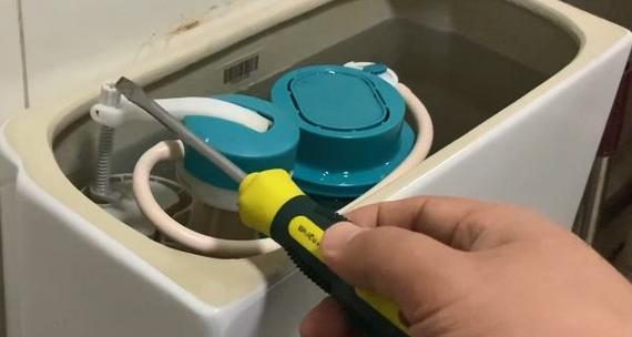 如何解决抽水马桶水箱持续流水问题（一种简单的方法帮您快速解决马桶水箱持续流水的困扰）