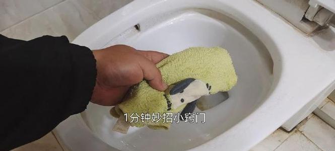 利用矿泉水瓶疏通马桶堵塞（简便有效的清理马桶管道方法）