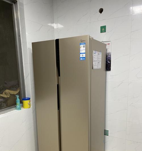 美的卧式冰柜的收纳技巧（有效利用空间）