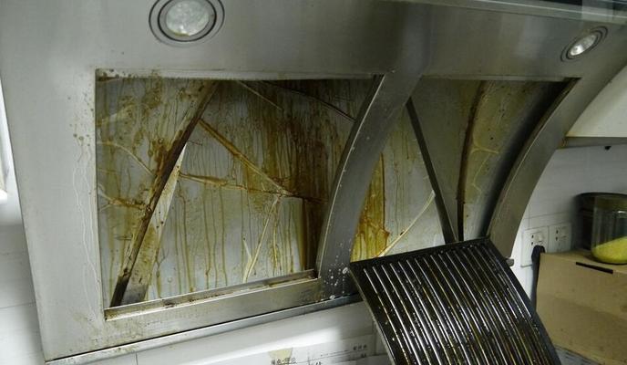 如何有效清洗厨房油烟机油渍（彻底清除油烟机上顽固的油渍和污垢）