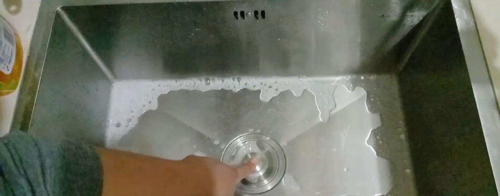 以小苏打和醋清洗油烟机的高效方法（使用小苏打和醋轻松清洁油烟机）
