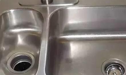 用苏打粉轻松清洁油烟机（掌握正确方法）