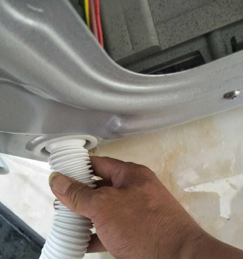 洗衣机外壳进水漏水的修理方法（解决洗衣机外壳进水漏水问题的实用技巧）