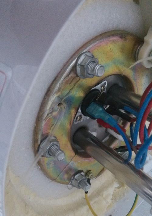 如何清洗热水器上的铜钱（保持热水器外观美观）