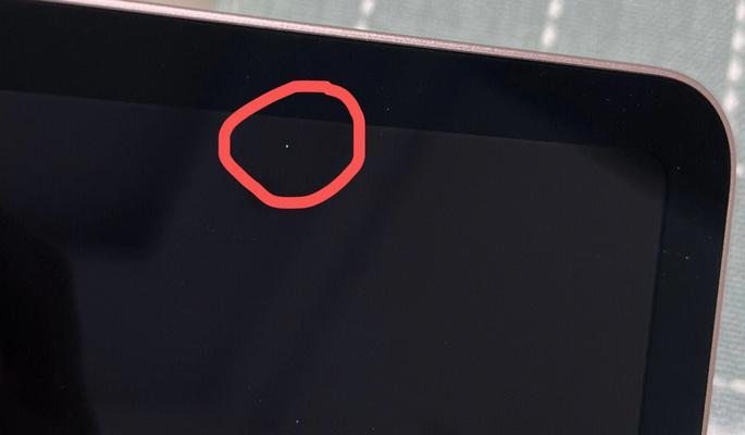 如何处理显示器上的小白点问题（消除显示器上的小白点的方法及注意事项）