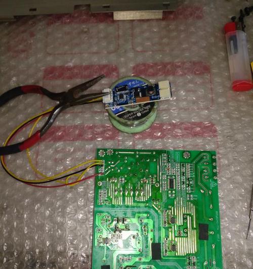 解决显示器暗屏故障的实用方法（修复显示器黑屏问题）