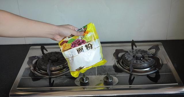 如何避免燃气灶开火后冒烟（实用方法教你消除燃气灶冒烟困扰）
