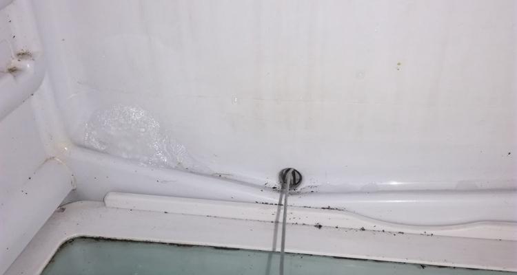 冰箱排水管位置及清理方法（如何找到冰箱排水管和有效清理保持清洁）