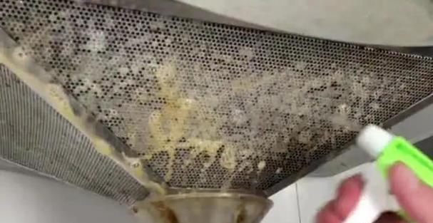 如何清洗洗油烟机油污（简单易行的清洗方法及注意事项）