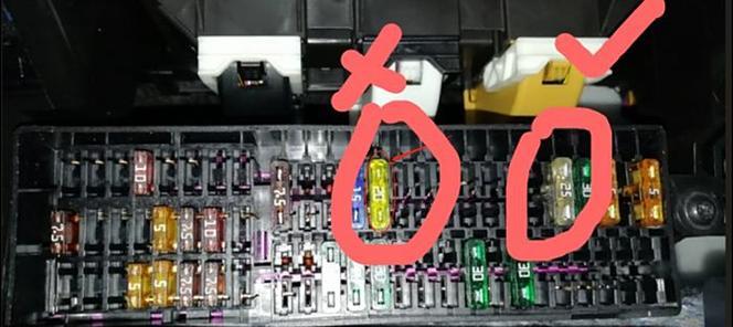 汽车点烟器保险丝位置在哪里？