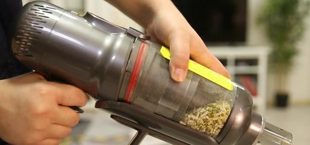 戴森吸尘器拆洗指南：如何正确倒出灰尘？
