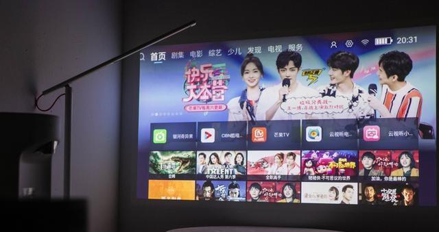 投影仪如何连接花墙看电视？