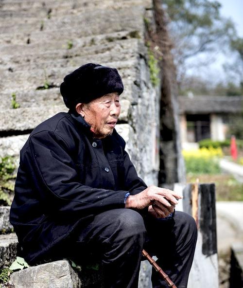 地铁老人拿出手机拍照怎么办？遇到这种情况应该怎么做？