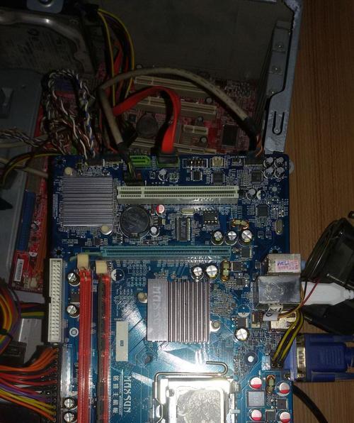 电脑开机时内存条亮灯是正常现象吗？