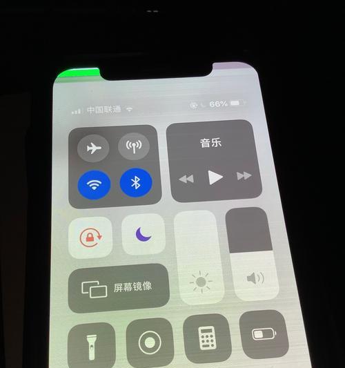 电脑显示器边上出现绿光是为什么？