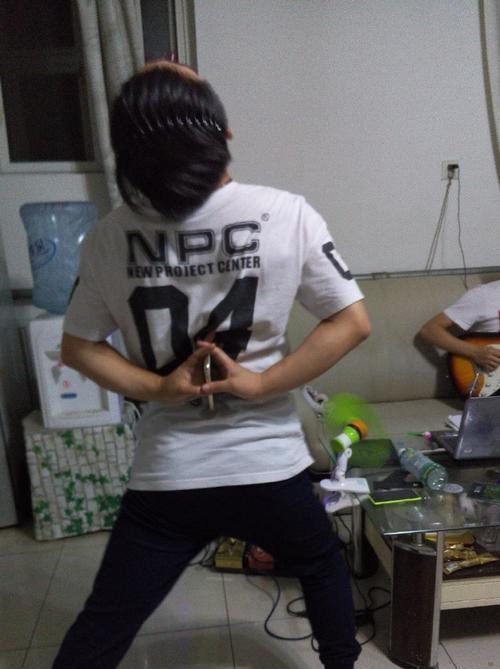 如何正确拿手机进行反手广角拍照？