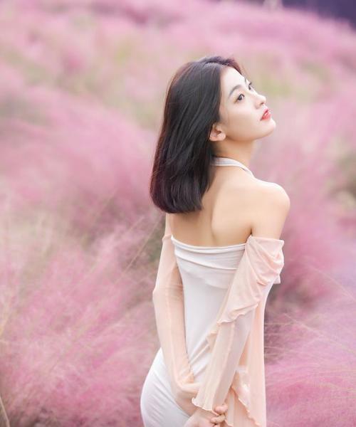 手机拍照时怎么摆姿势？背后放手机的技巧是什么？