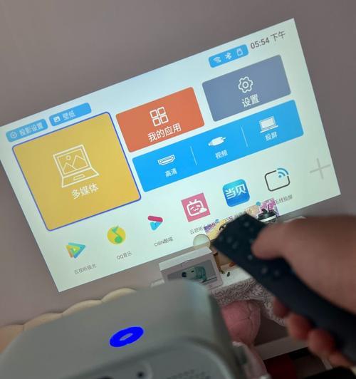 什么品牌的投影仪能在开灯情况下清晰显示？