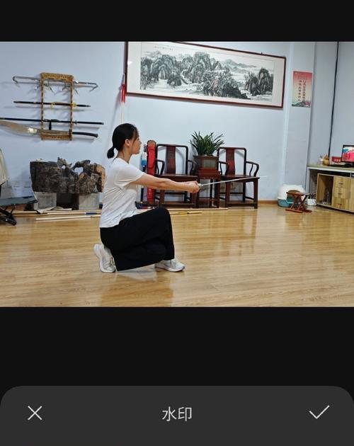 手机拍照如何添加时间和地点水印？