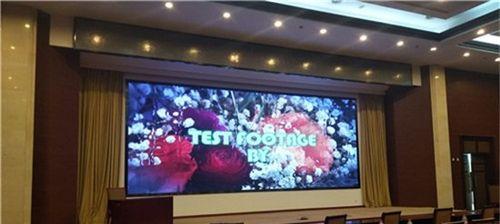 组合台安装投影仪的正确方法是什么？安装过程中应注意什么？