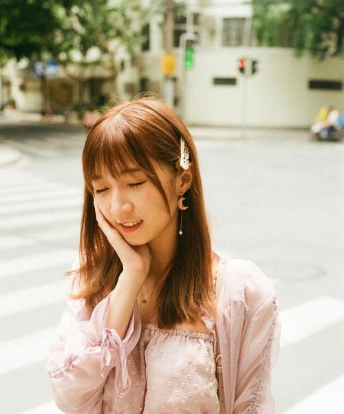 自拍扶手机拍照动作怎么弄？如何拍出自然美照？