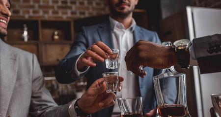 酒吧中相机镜头角度如何调整？调整镜头角度的最佳实践是什么？
