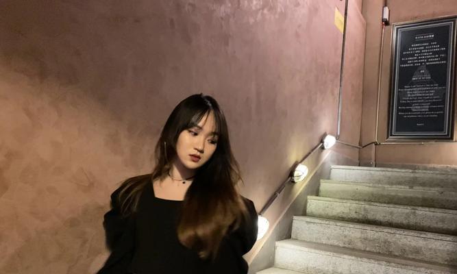 酒吧中相机镜头角度如何调整？调整镜头角度的最佳实践是什么？