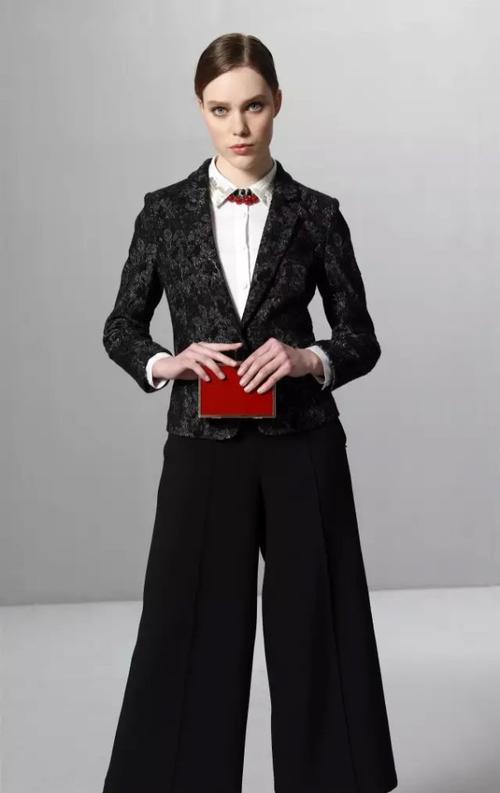 如何搭配时尚的衣服与音箱？搭配时应考虑哪些因素？
