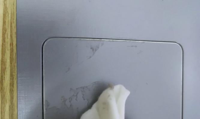 充电器套装贴纸如何轻松撕下？撕下后如何处理残留胶迹？