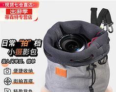 如何正确地将相机镜头装入摄影包？