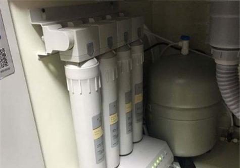 荣耀x49背膜更换容易吗？更换过程中应注意什么？