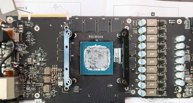 显卡安装左边铁片的方法是什么？安装过程中需要注意什么？